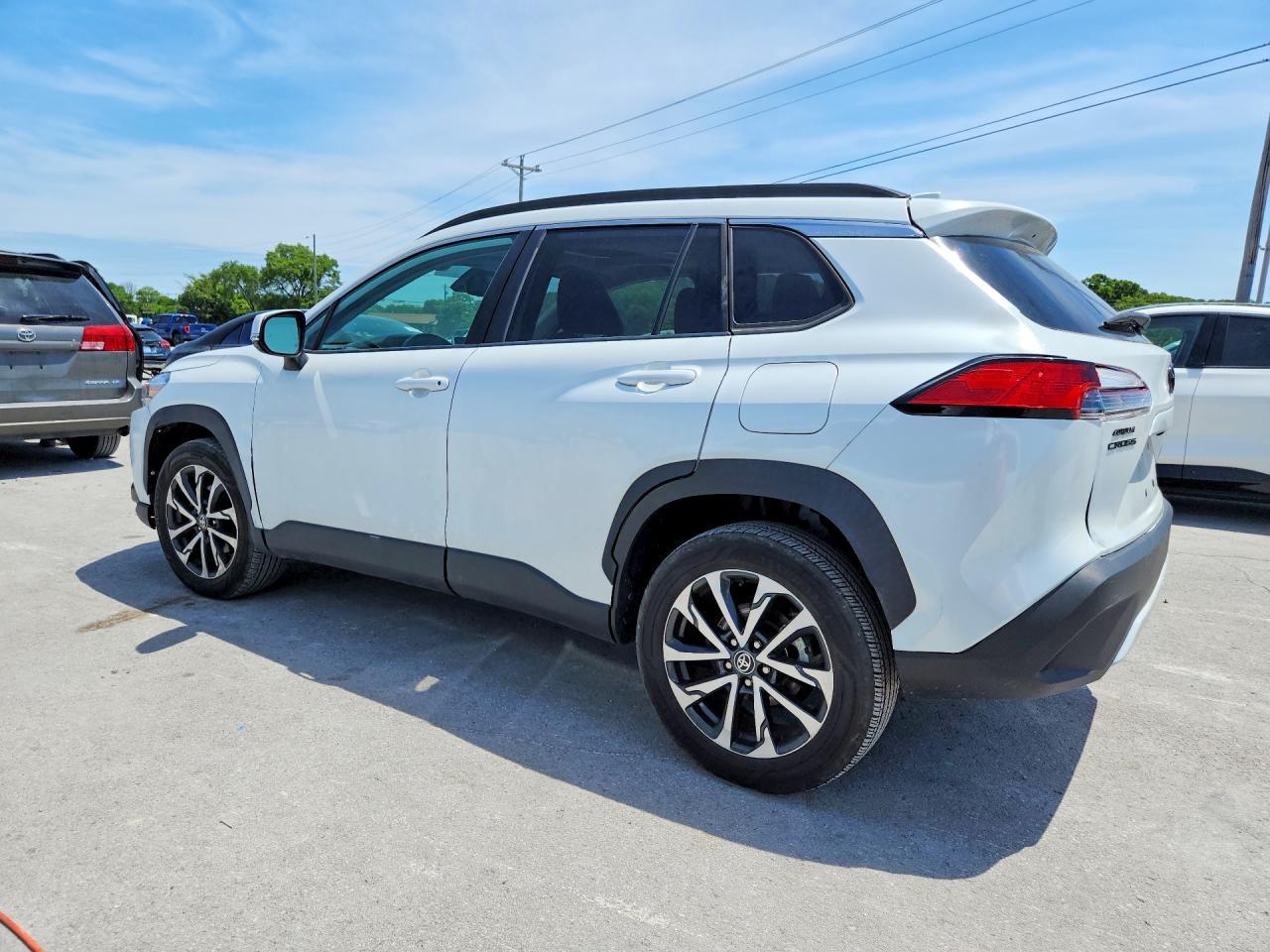 2022 Toyota Corolla Cross Xle - Image 2