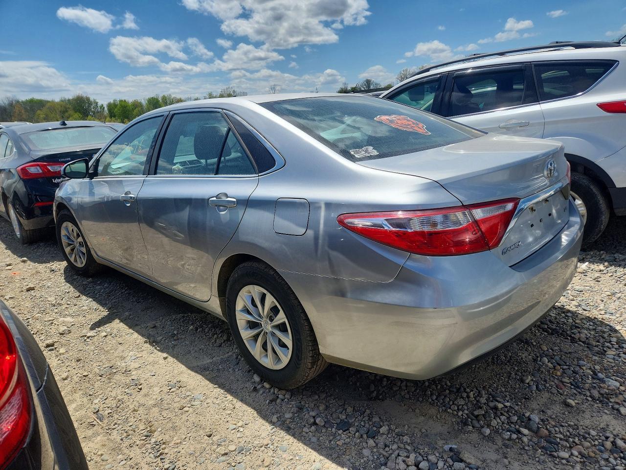 2016 Toyota Camry Le - Фото 2