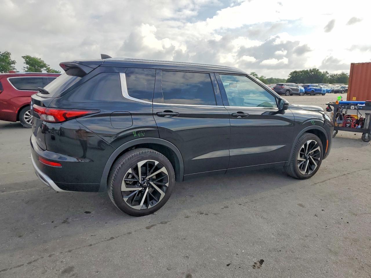 2024 Mitsubishi Outlander Sel - Image 3