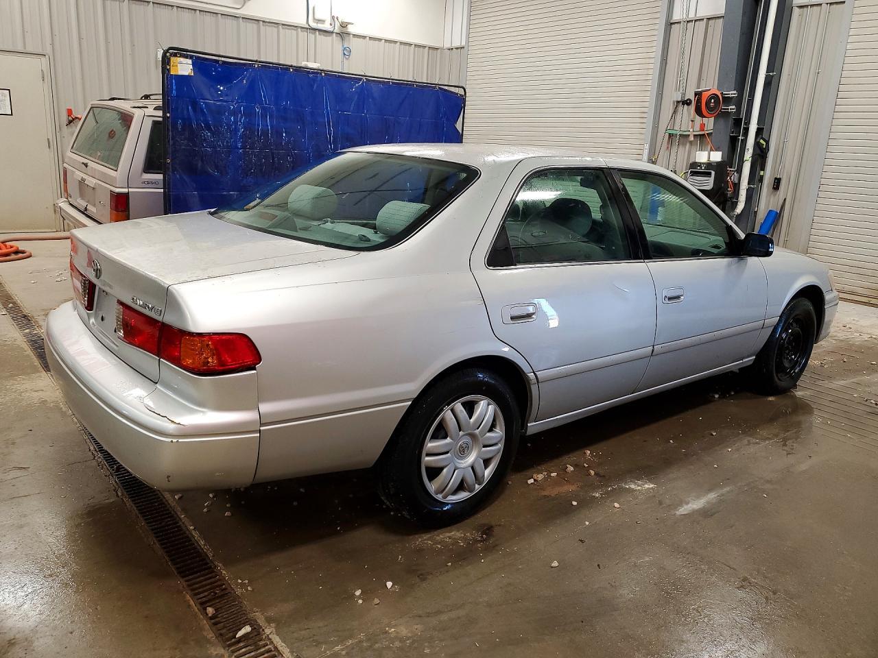 2001 Toyota Camry Le 4D Sedan - Фото 3