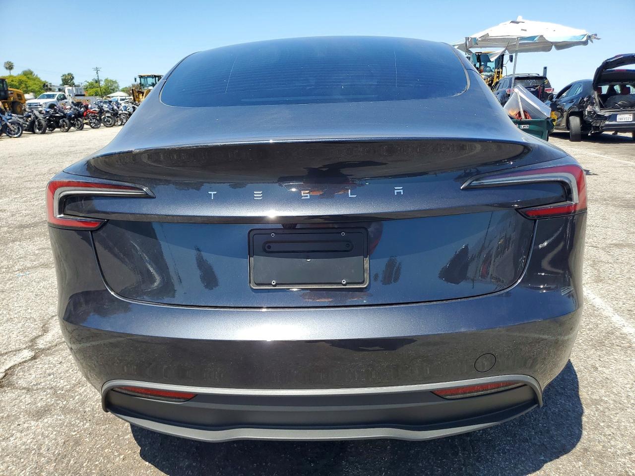 2025 Tesla Model 3 - Фото 6