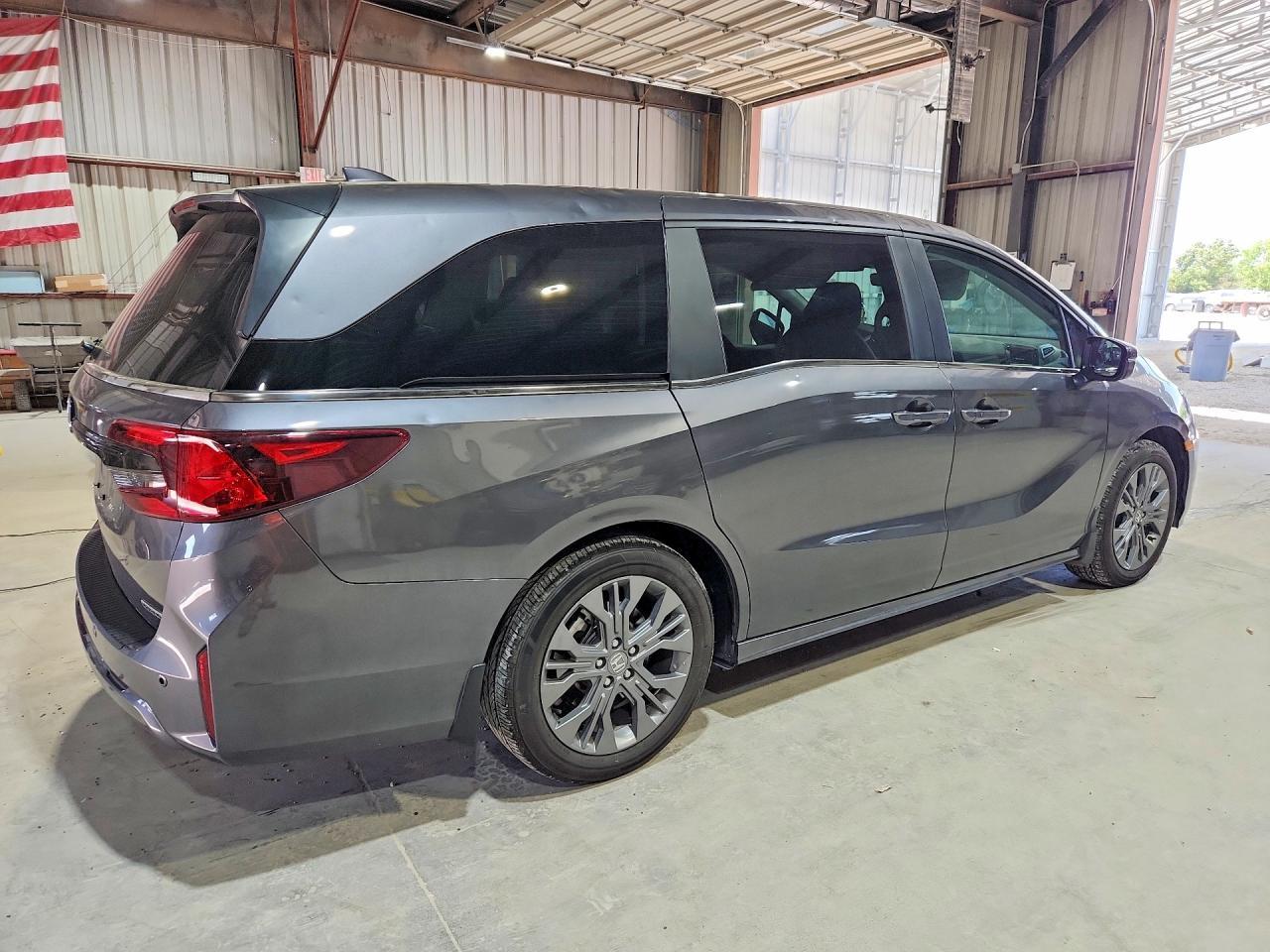 2025 Honda Odyssey Touring - Image 3