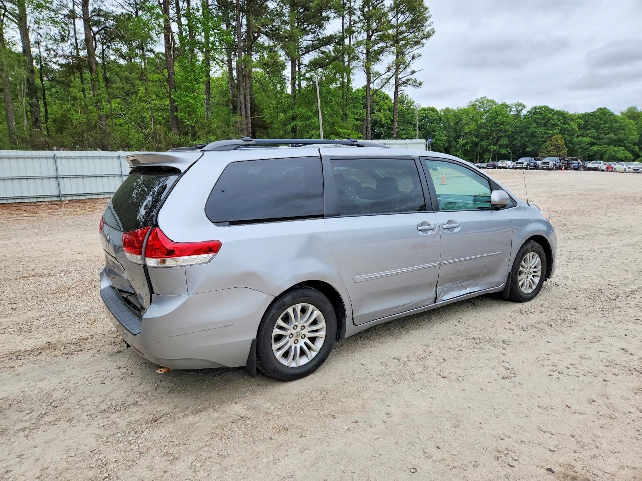 2013 Toyota Sienna Xle 8-Passenger - Фото 3