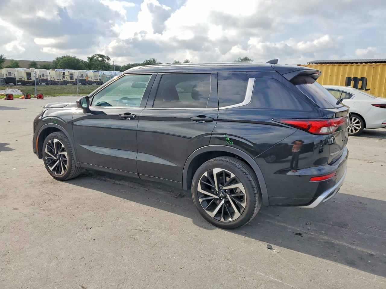 2024 Mitsubishi Outlander Sel - Image 2