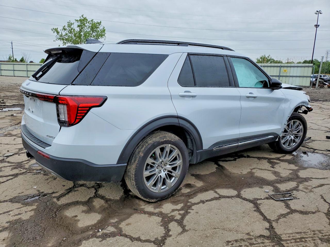 2025 Ford Explorer Active - Фото 3