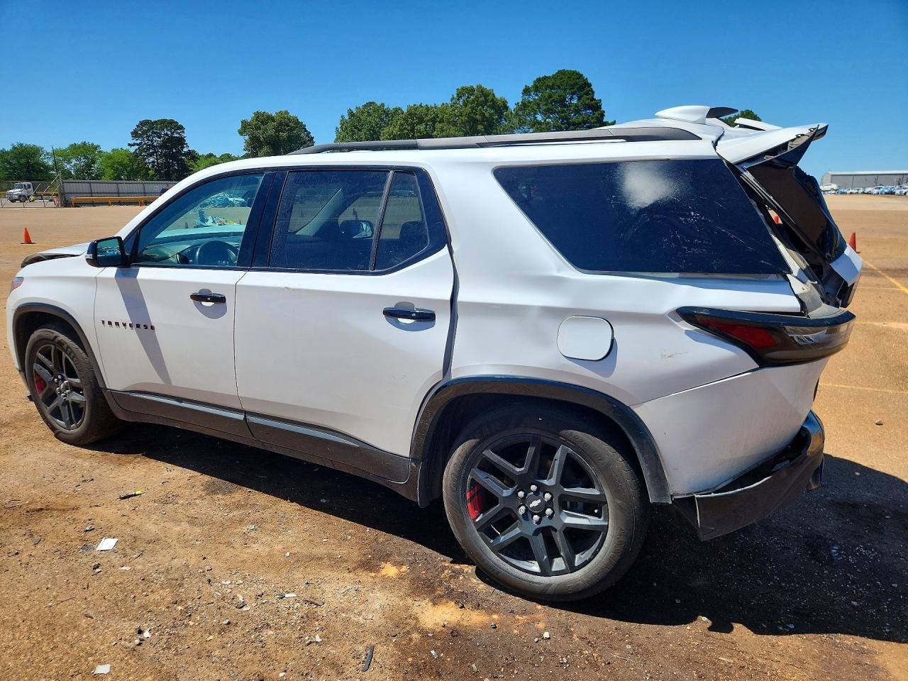 2019 Chevrolet Traverse Premier - Фото 2