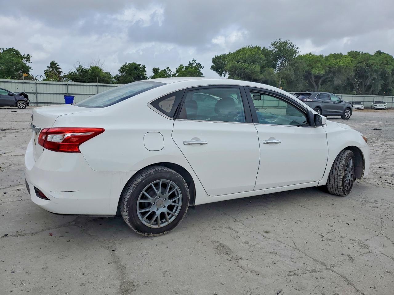 2017 Nissan Sentra S - Фото 3