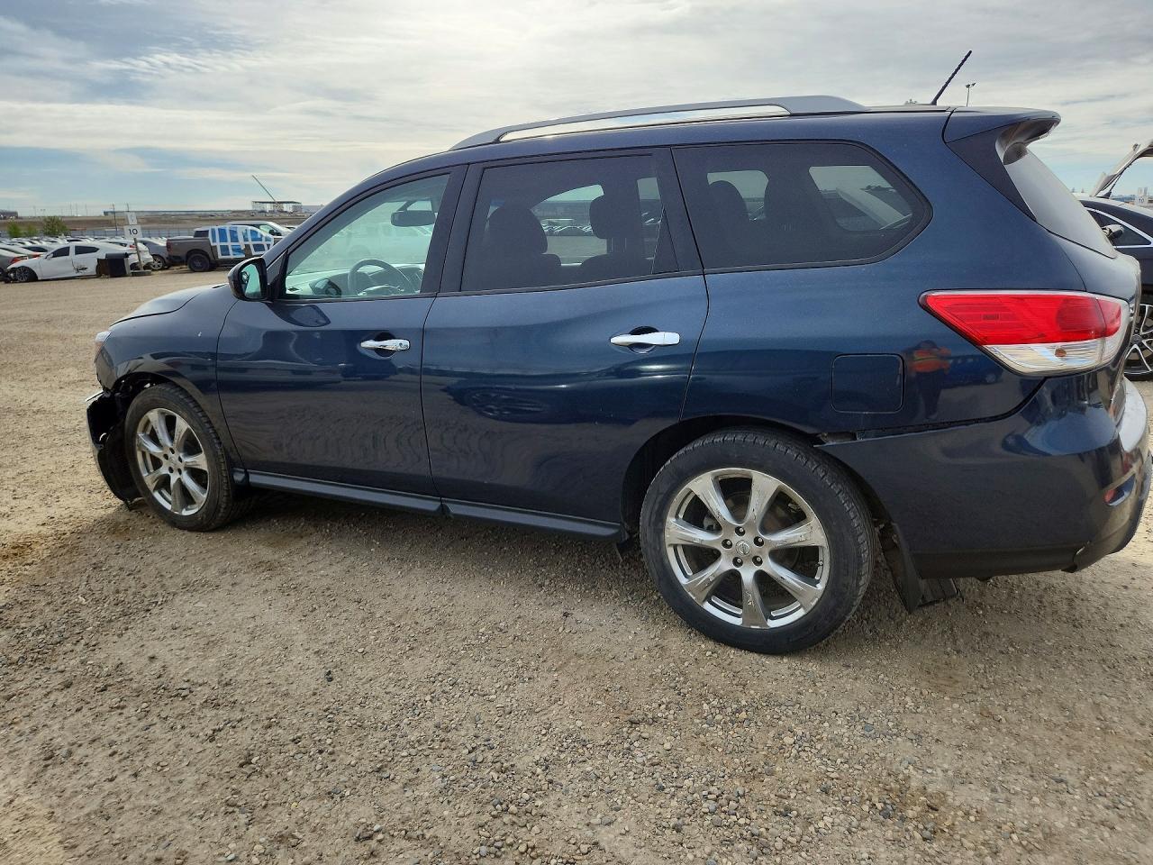 2015 Nissan Pathfinder S - Image 2