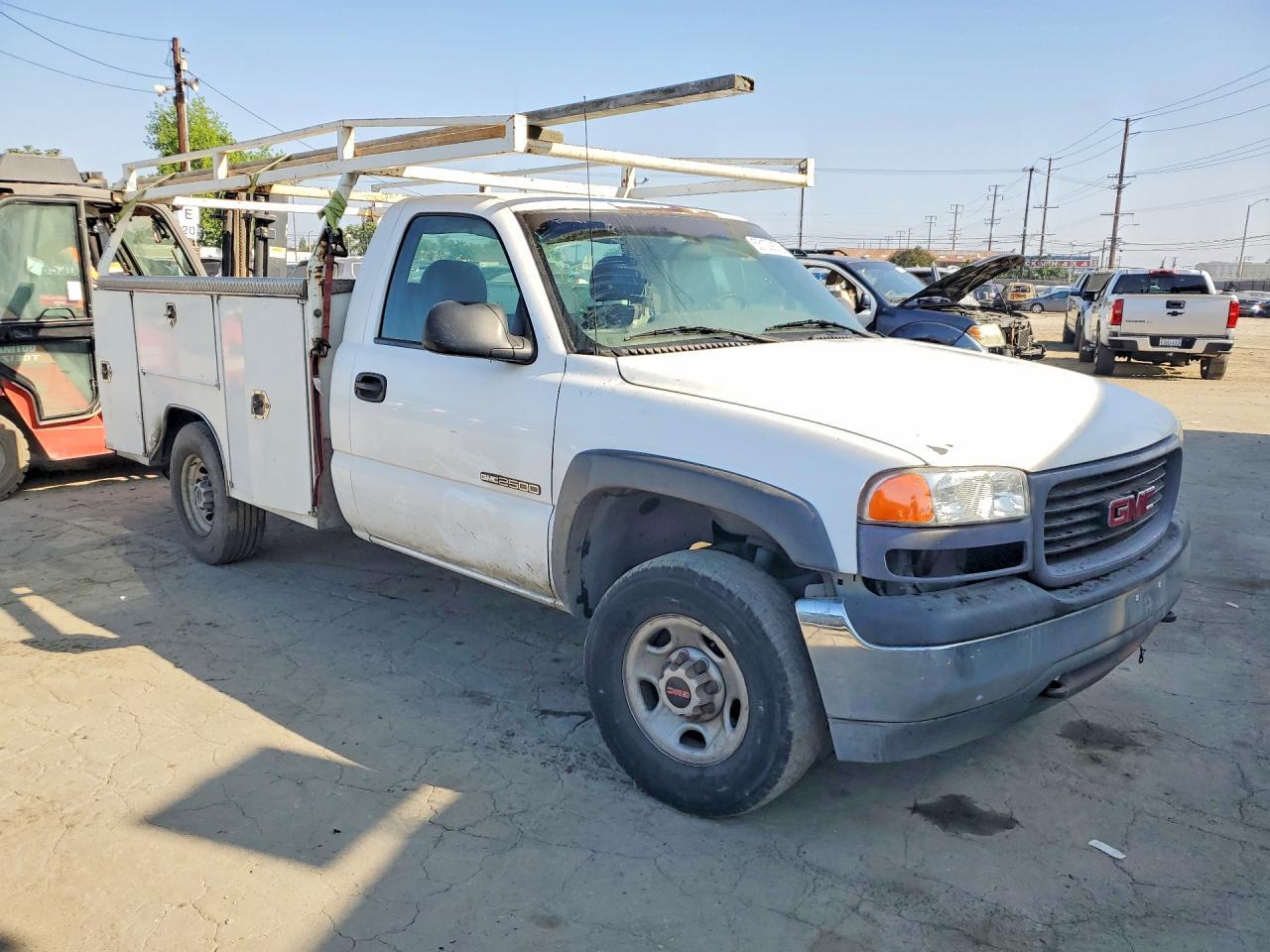 2002 GMC New Sierra C2500 - Image 4