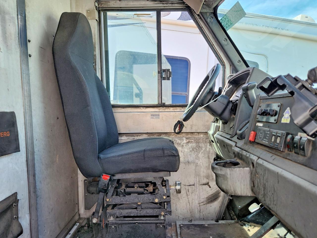 2015 Isuzu Npr Step Van - Image 7