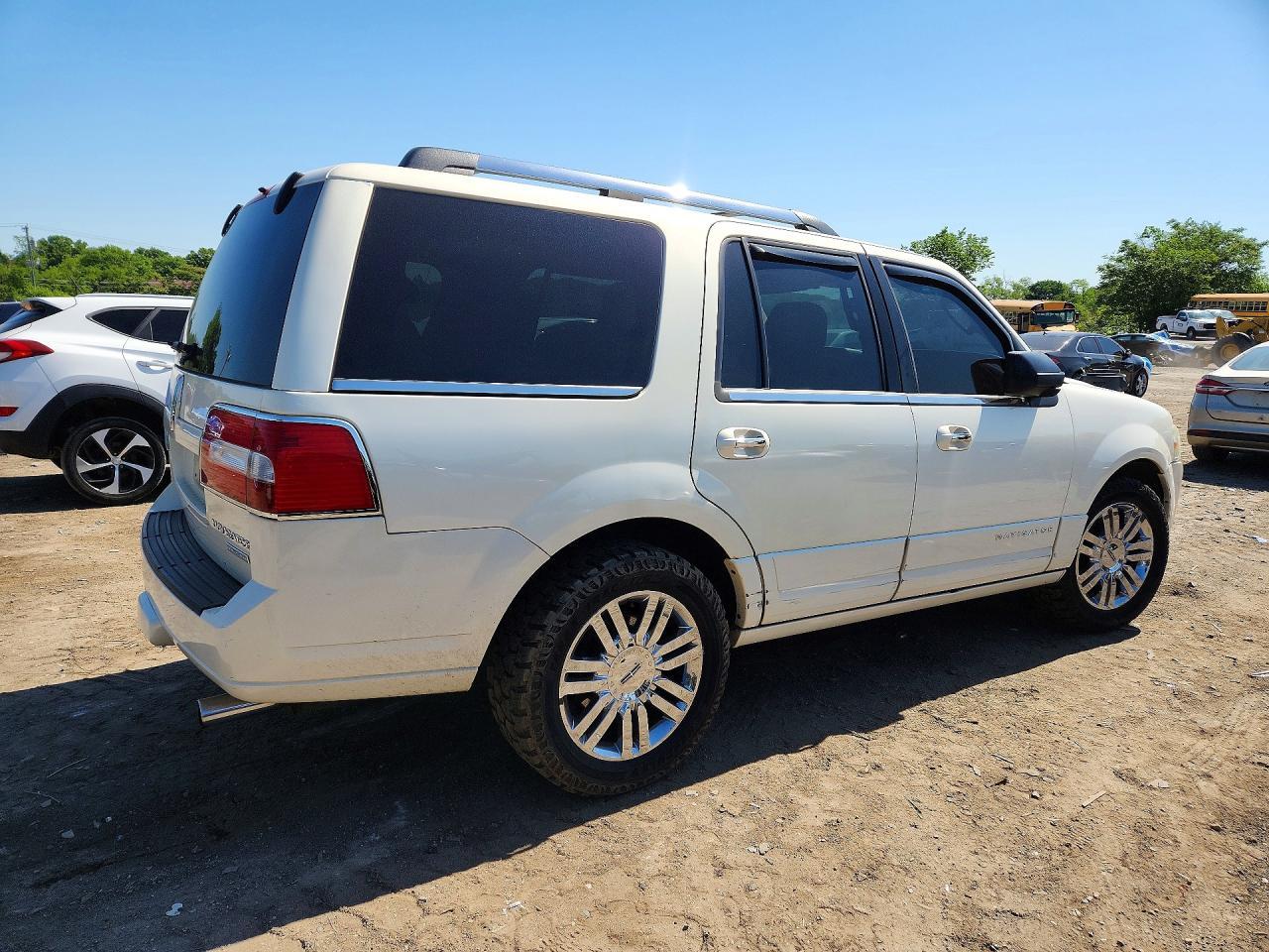 2008 Lincoln Navigator - Image 3