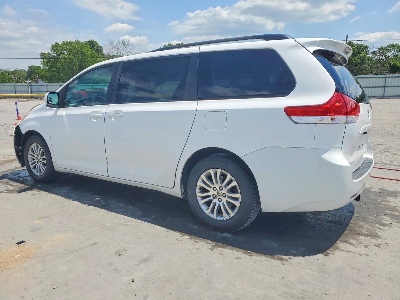 2014 Toyota Sienna Xle 8-Passenger - Фото 2