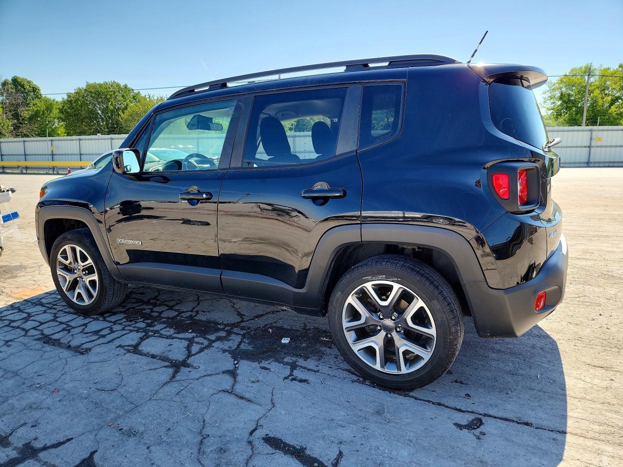 2017 Jeep Renegade Latitude - Image 2