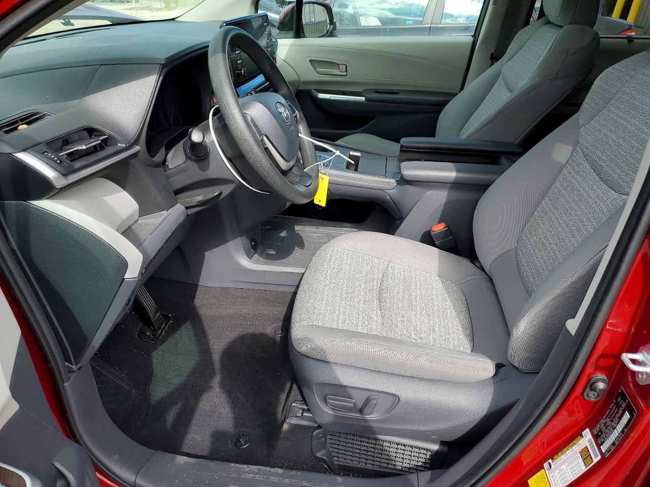 2021 Toyota Sienna Le - Image 7