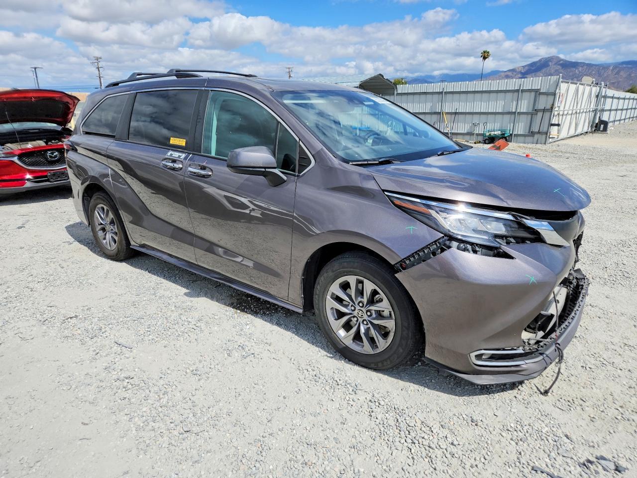 2022 Toyota Sienna Xle - Image 4