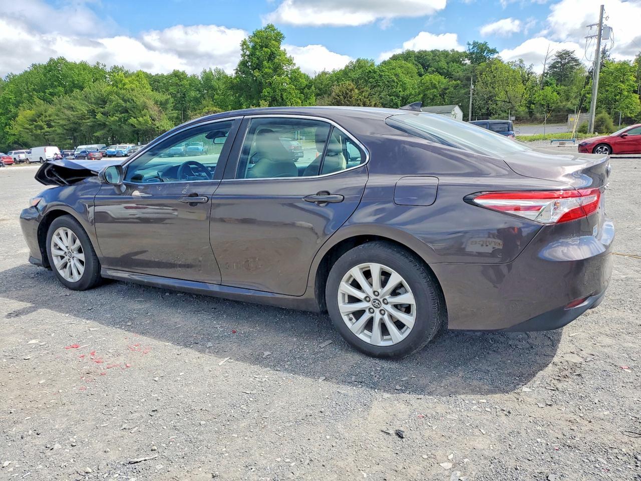 2019 Toyota Camry Le - Фото 2