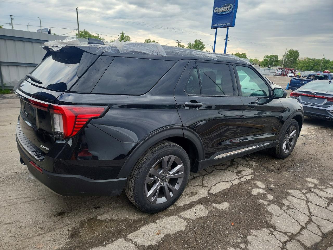 2025 Ford Explorer Active - Image 3