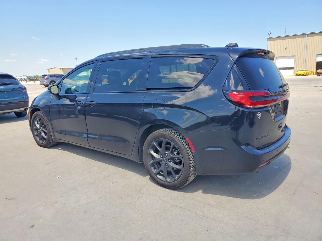 2023 Chrysler Pacifica Touring L - Фото 2