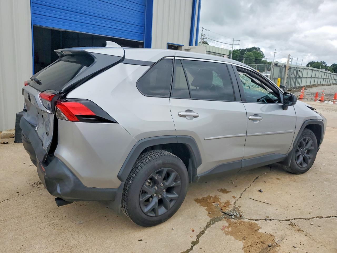 2022 Toyota Rav4 Le - Фото 3