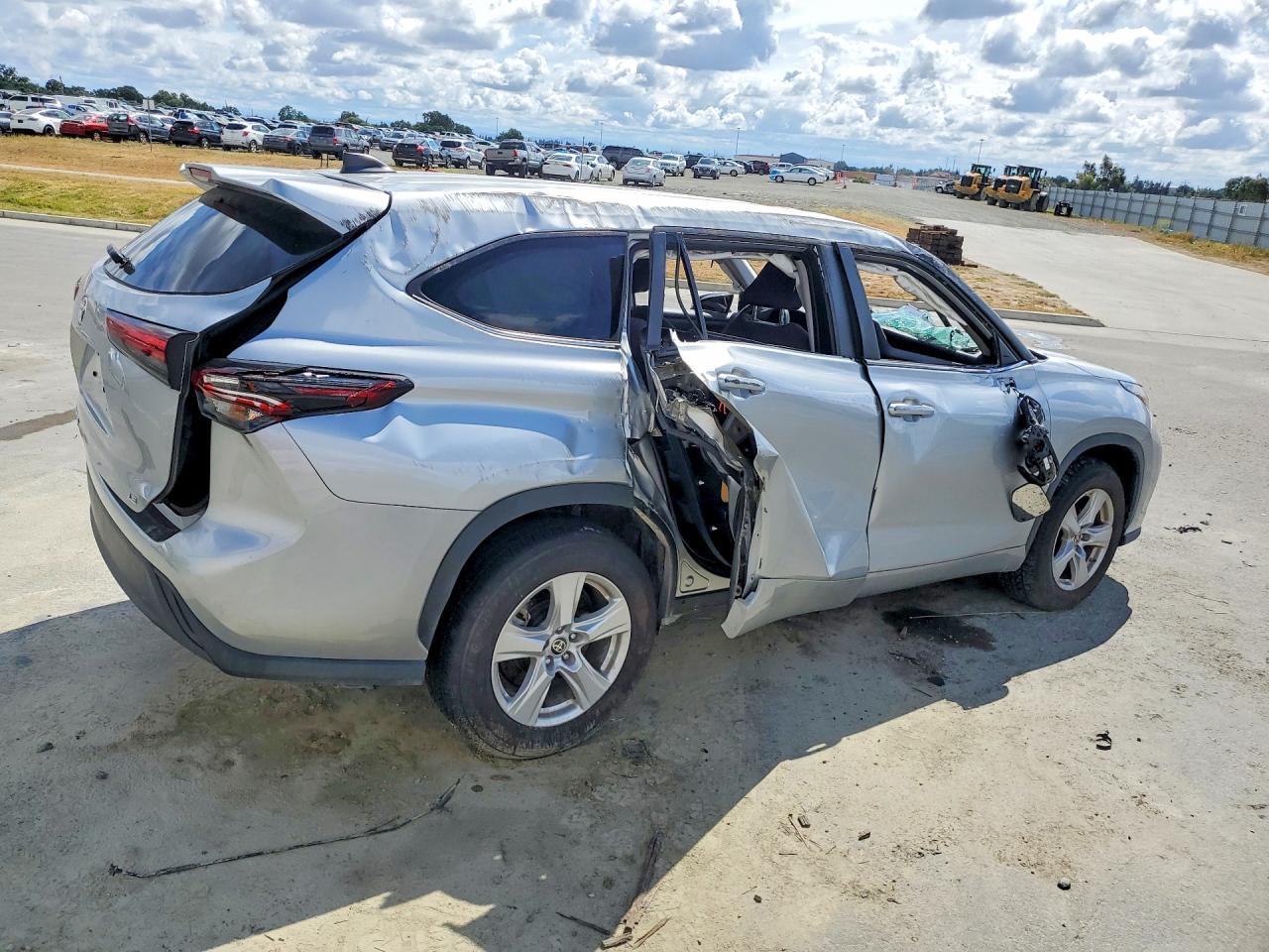 2024 Toyota Highlander Le - Image 3