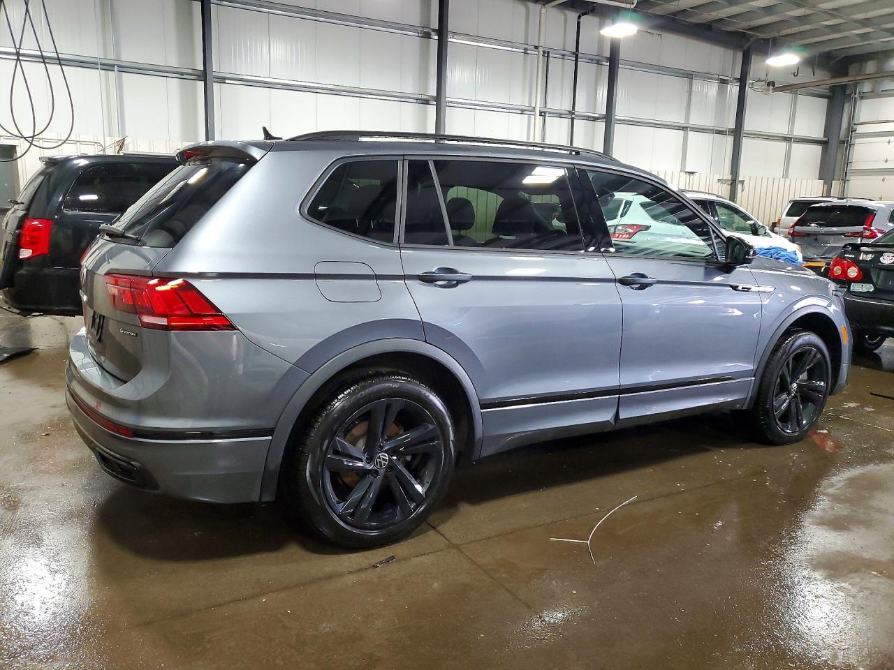 2024 Volkswagen Tiguan Se R-Line Black - Image 3