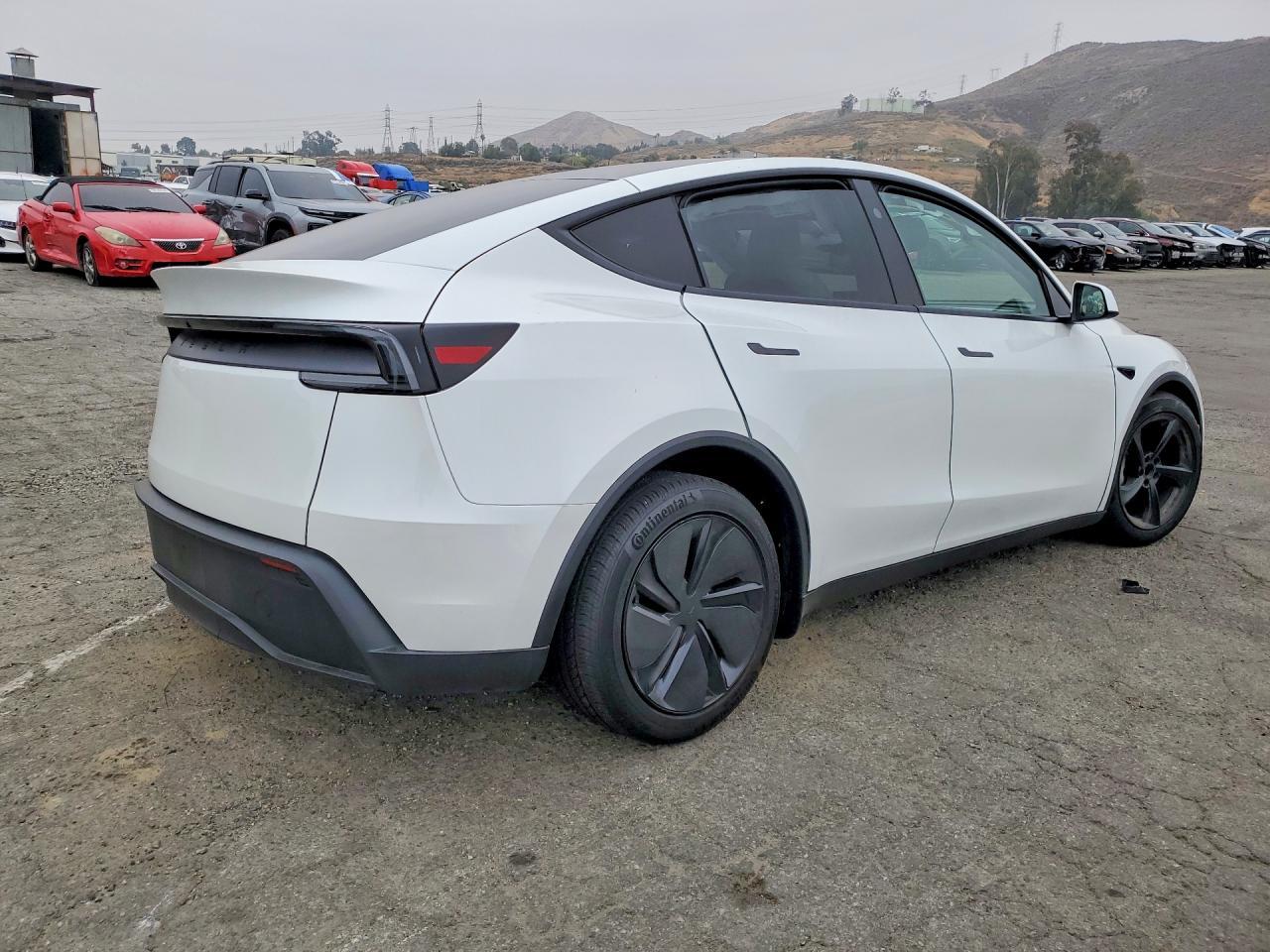 2026 Tesla Model Y - Фото 3