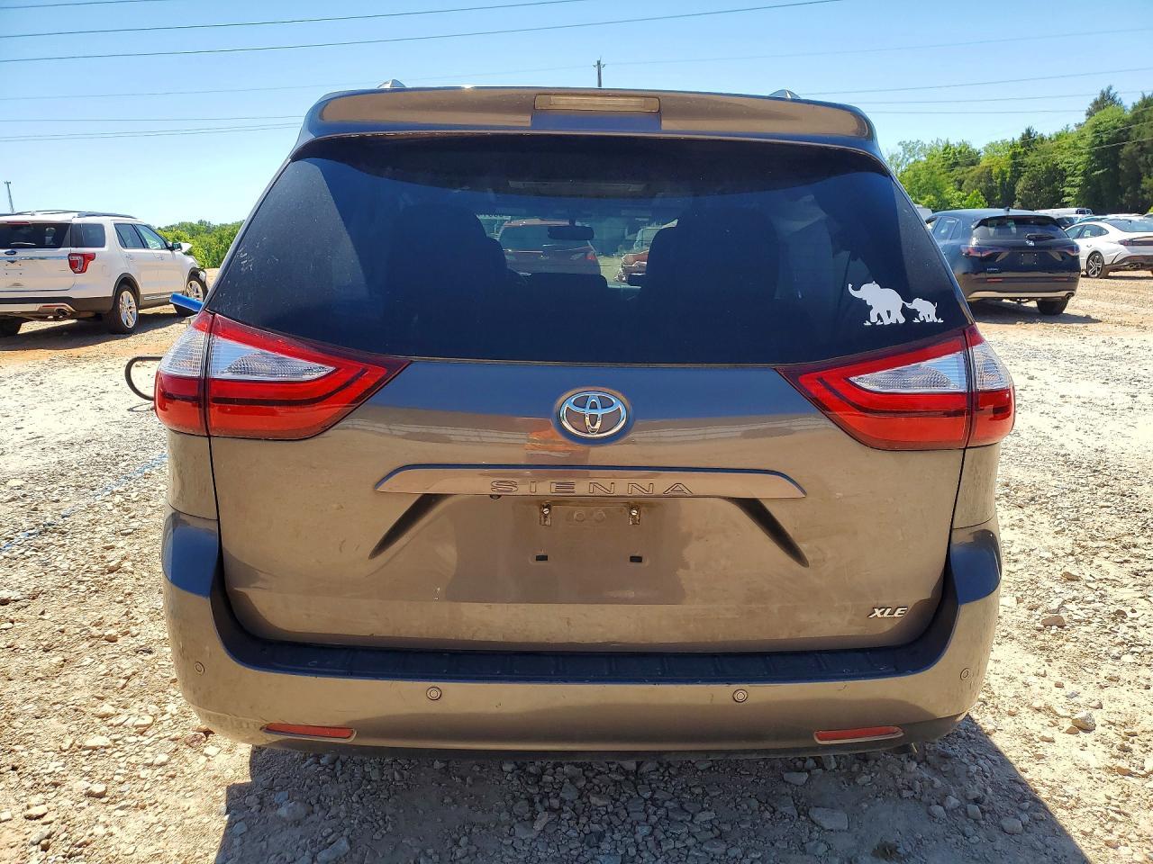 2017 Toyota Sienna Xle Premium 8-Passenger - Фото 6