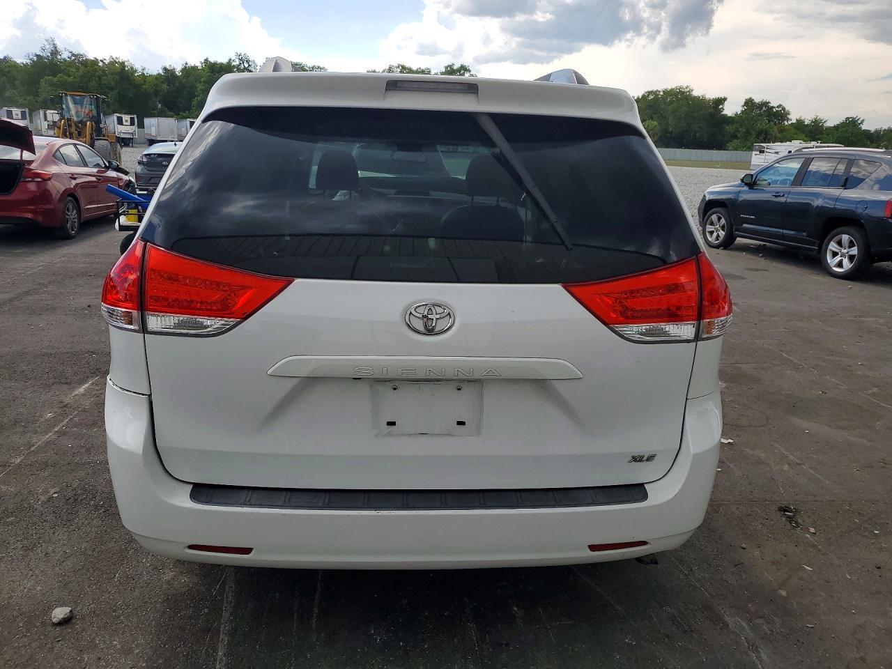 2014 Toyota Sienna Xle 8-Passenger - Image 6