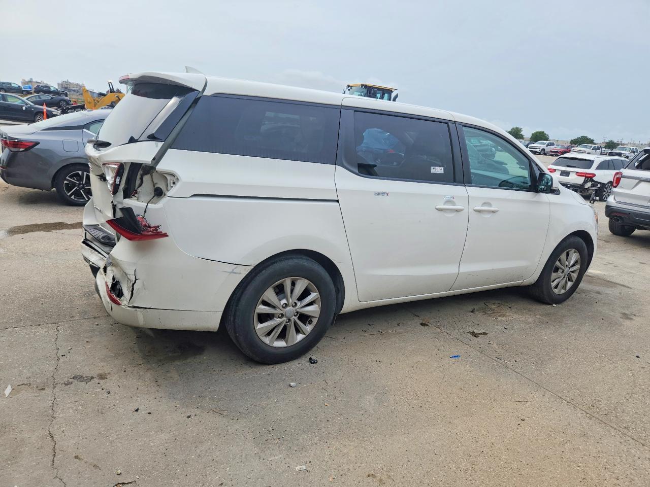 2017 Kia Sedona Lx - Фото 3