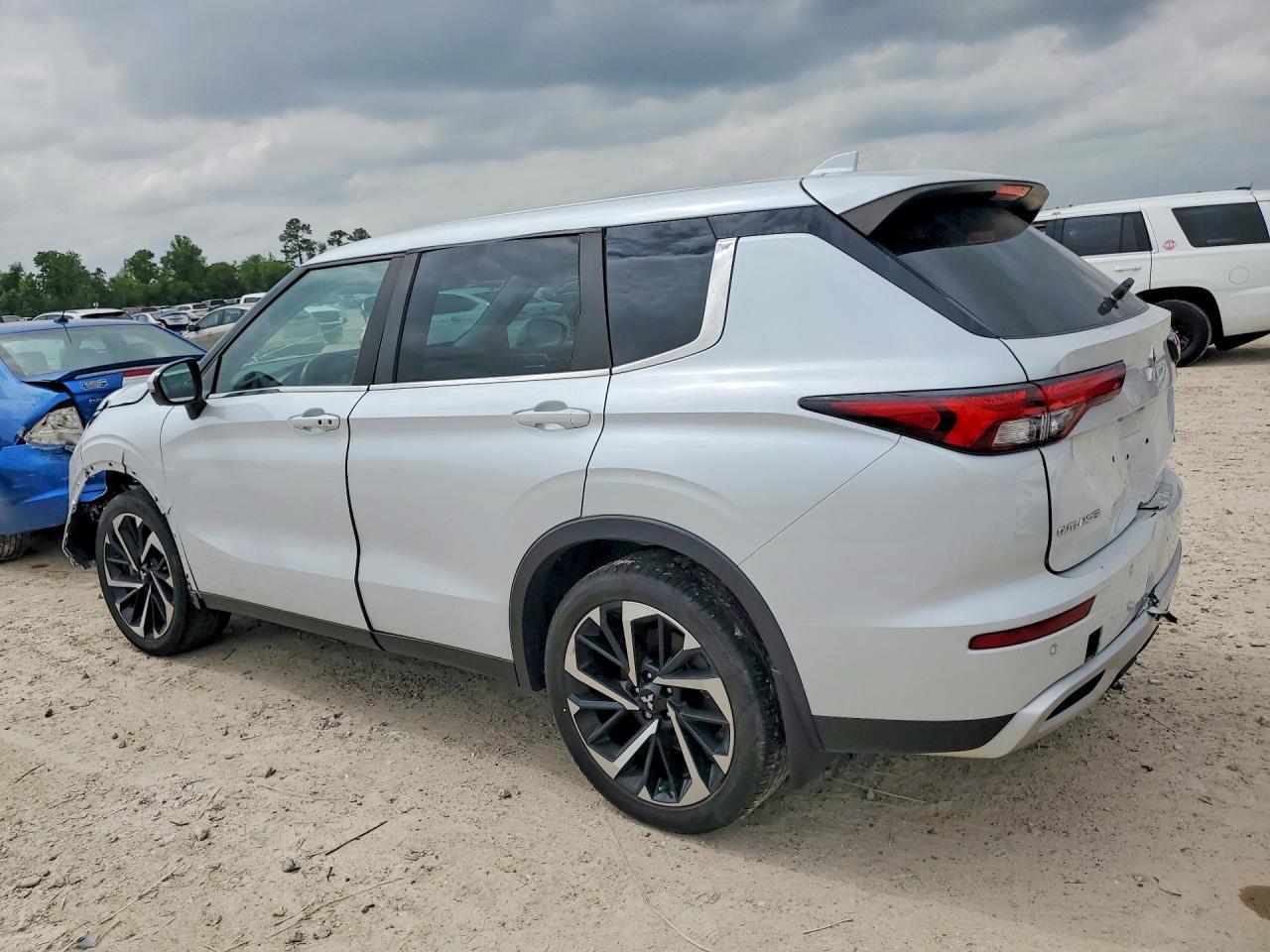 2023 Mitsubishi Outlander Se - Image 2