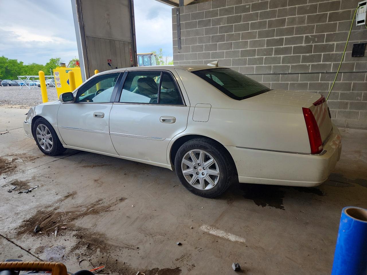 2011 Cadillac Dts Premium Collection - Image 2