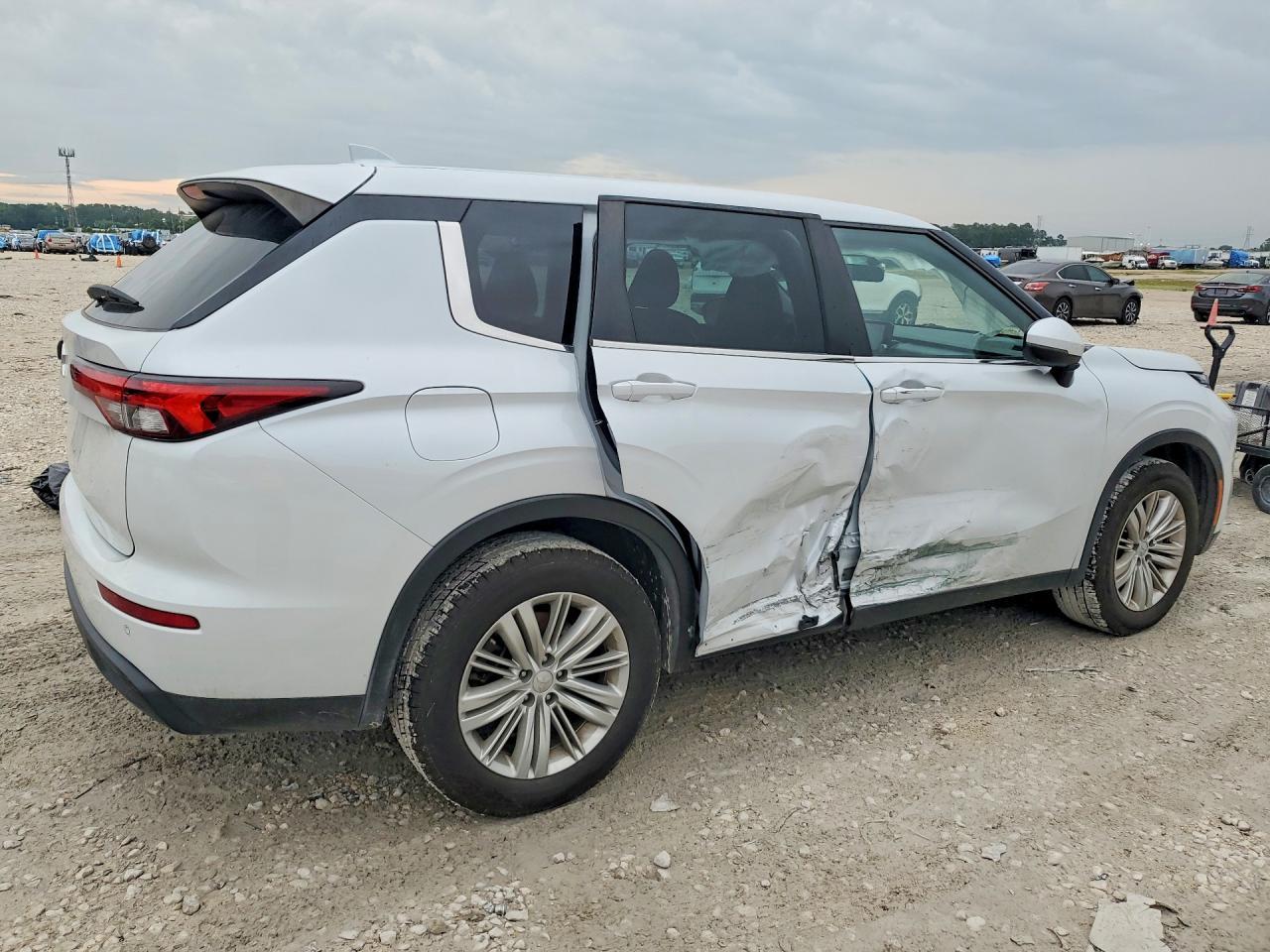 2023 Mitsubishi Outlander Es - Image 3