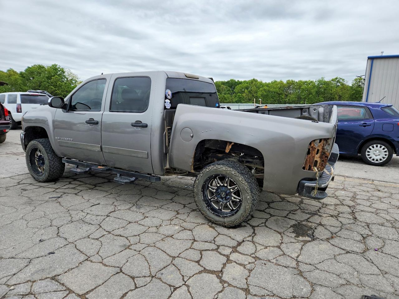 2008 Chevrolet Silverado K1500 - Image 2