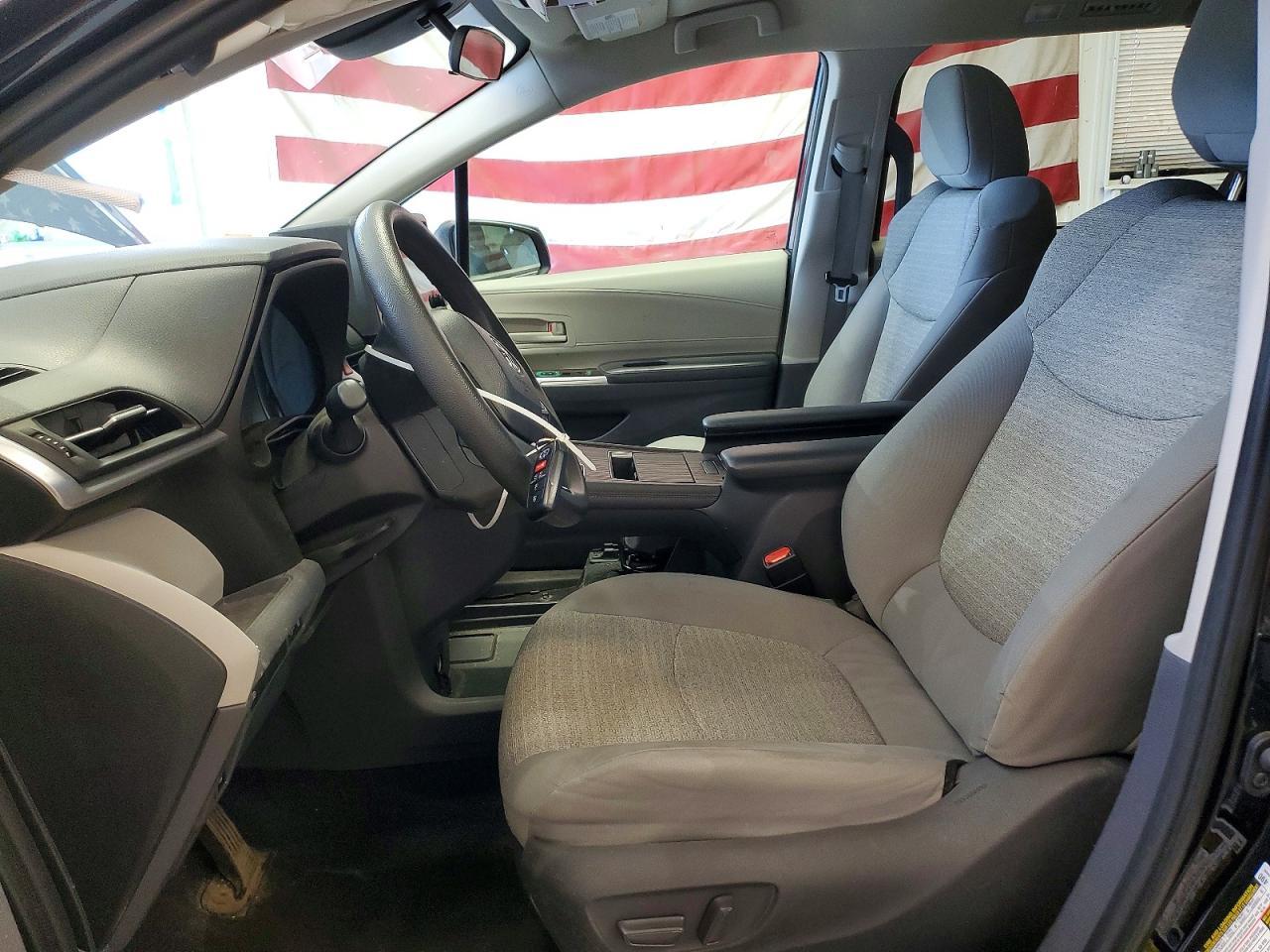 2021 Toyota Sienna Le - Фото 7