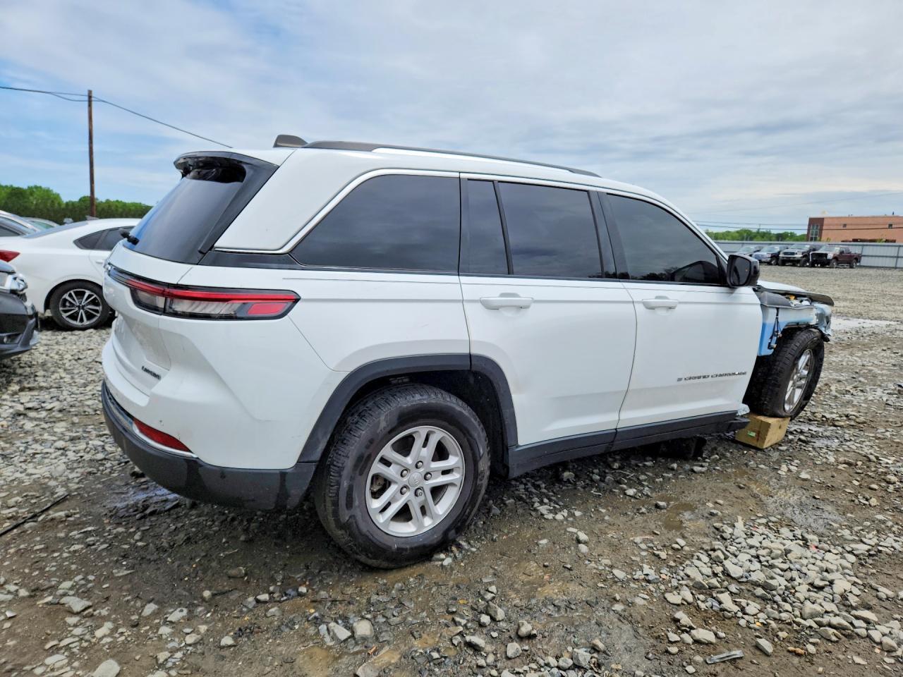 2023 Jeep Grand Cherokee Laredo/Altitude - Image 3