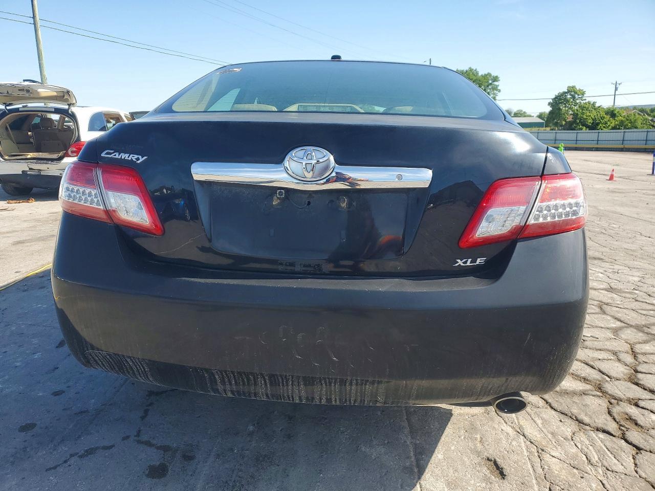 2010 Toyota Camry Xle - Image 6
