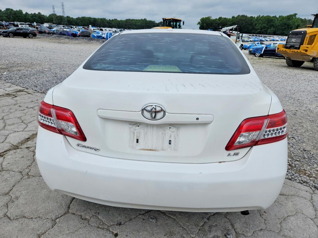 2011 Toyota Camry Le - Фото 6