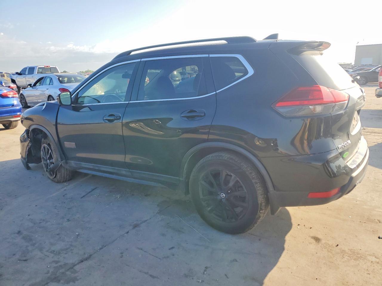 2017 Nissan Rogue Sv - Image 2