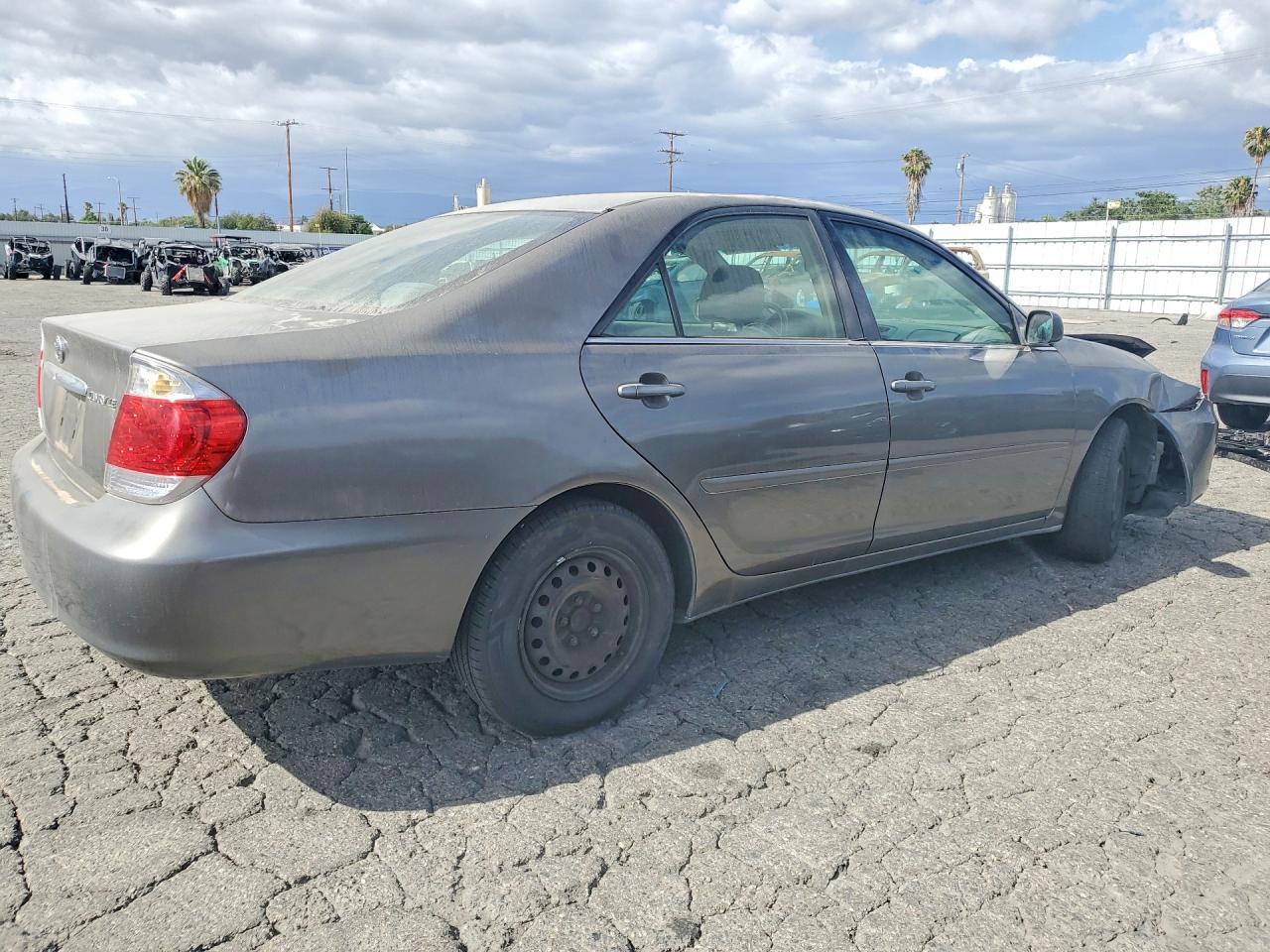 2005 Toyota Camry Le - Фото 3