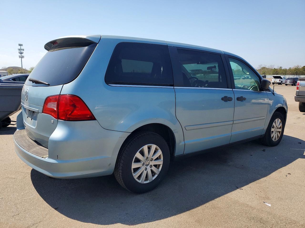 2009 Volkswagen Routan S - Image 3