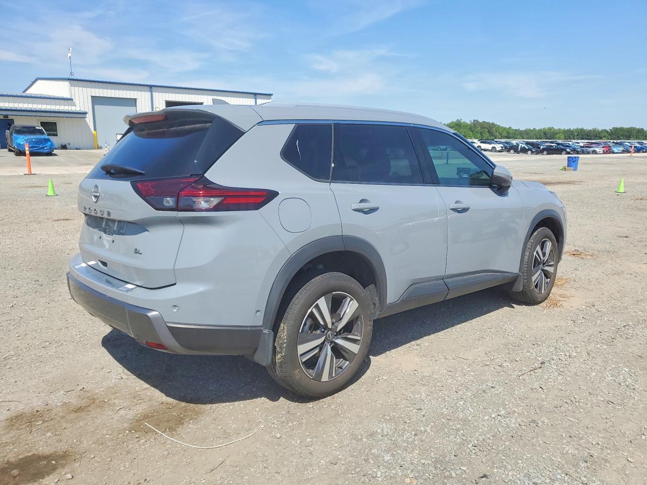 2024 Nissan Rogue Sl - Image 3