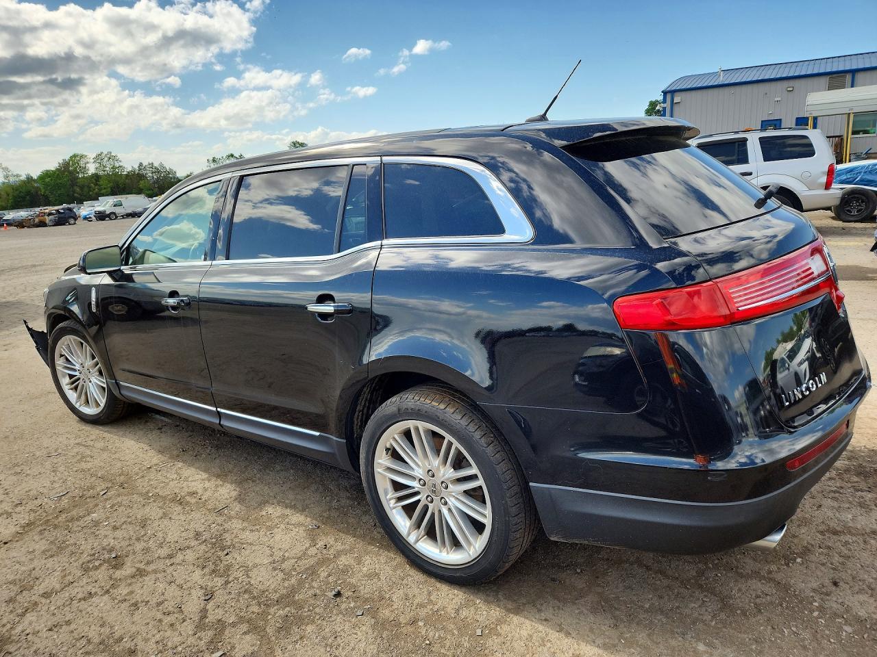 2019 Lincoln Mkt - Фото 2