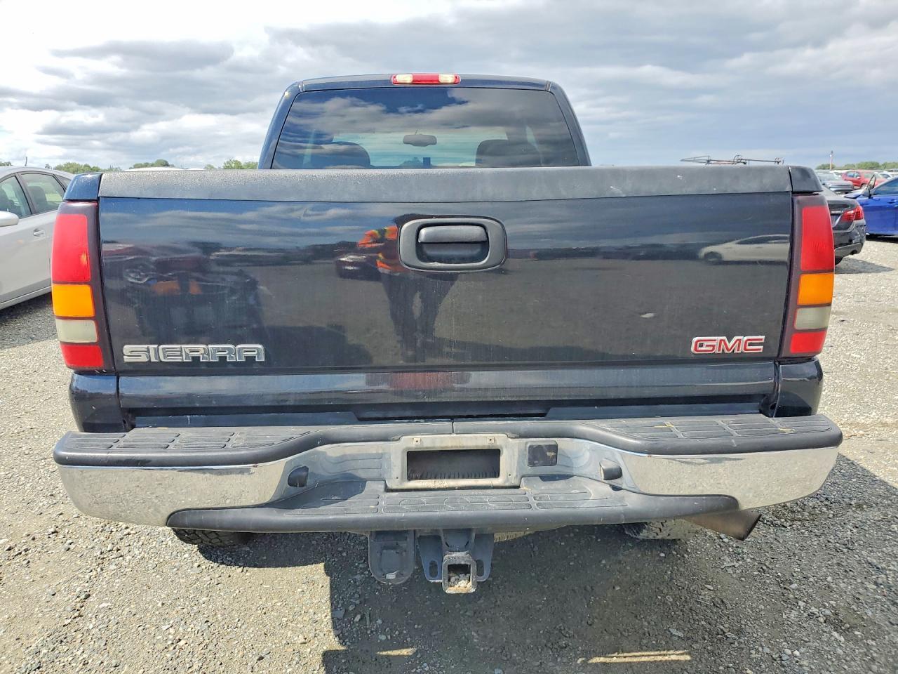 2004 GMC Sierra 2500 - Image 6