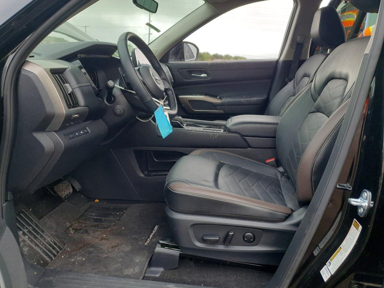 2025 Nissan Pathfinder Platinum - Image 7