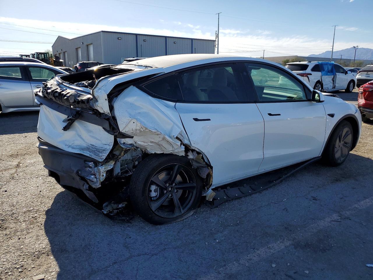 2026 Tesla Model Y - Фото 3