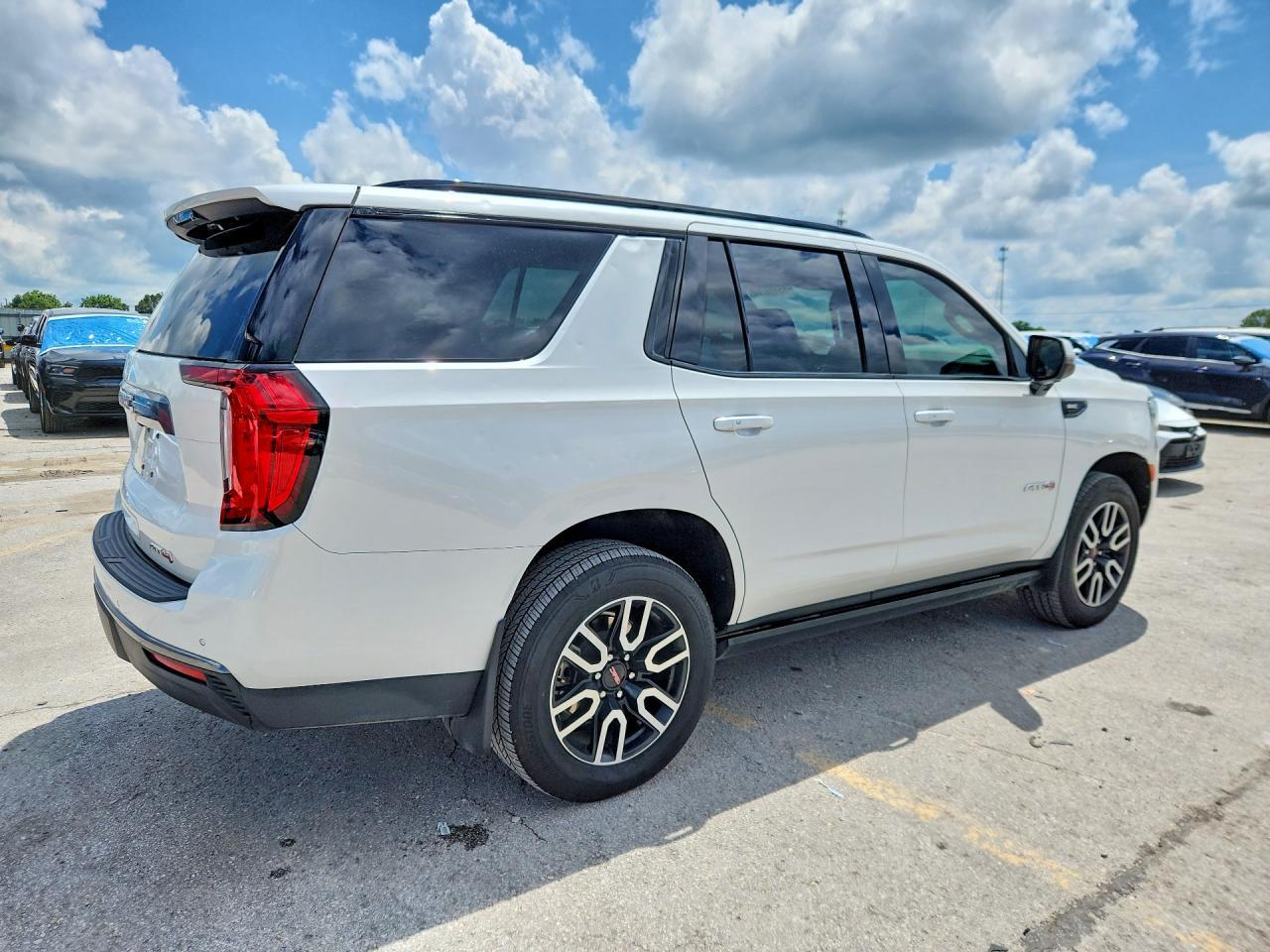 2023 GMC Yukon At4 - Фото 3