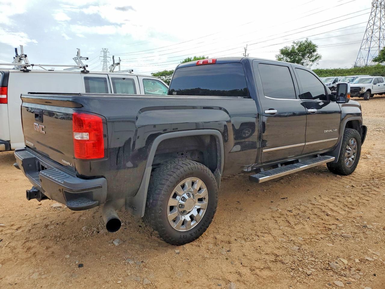 2016 GMC Sierra K2500 Denali - Image 3