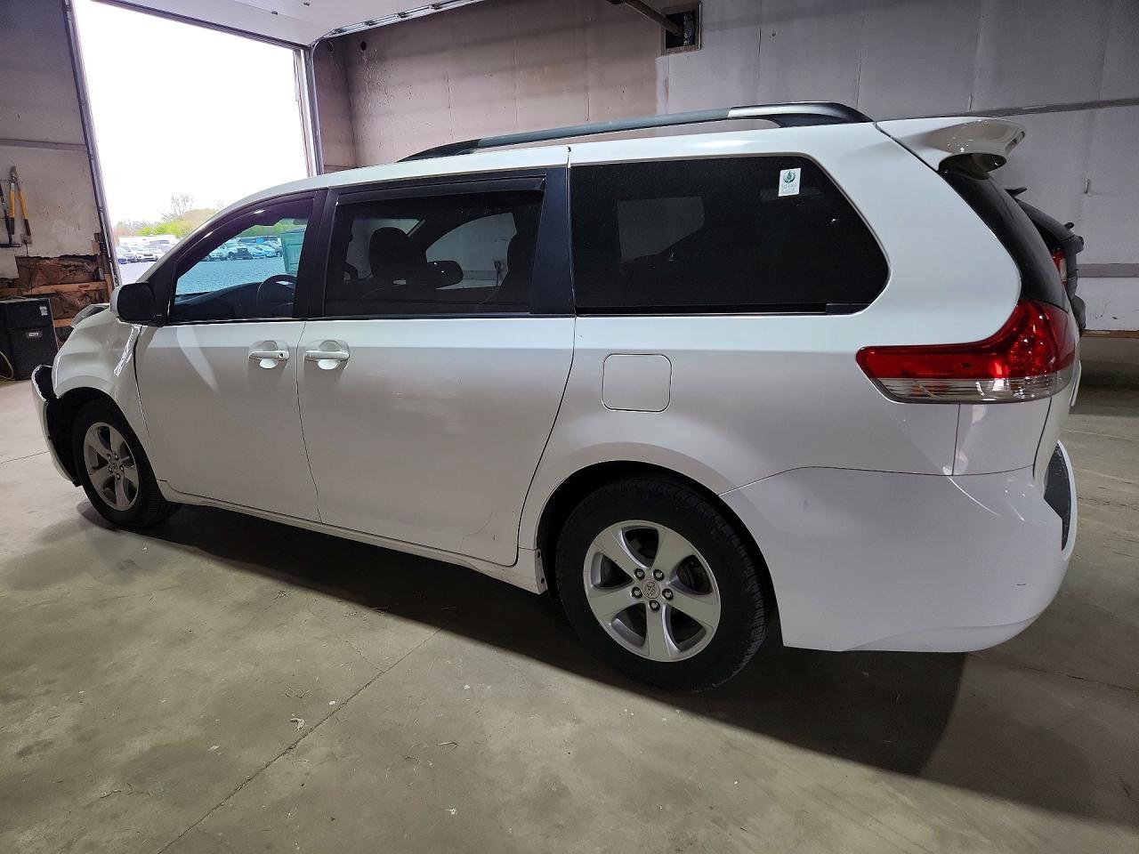 2011 Toyota Sienna Le - Фото 2