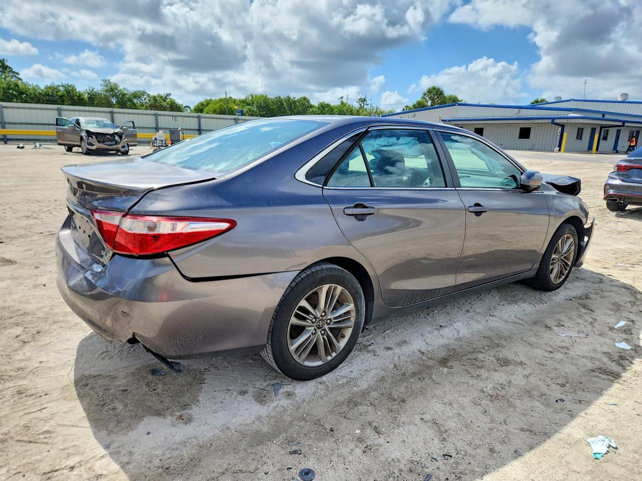 2017 Toyota Camry Se - Фото 3