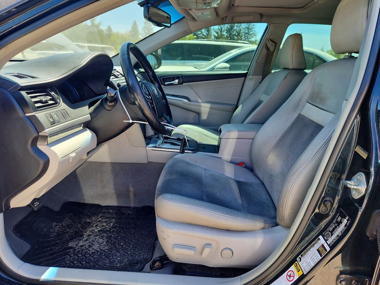 2014 Toyota Camry Hybrid Le - Image 7